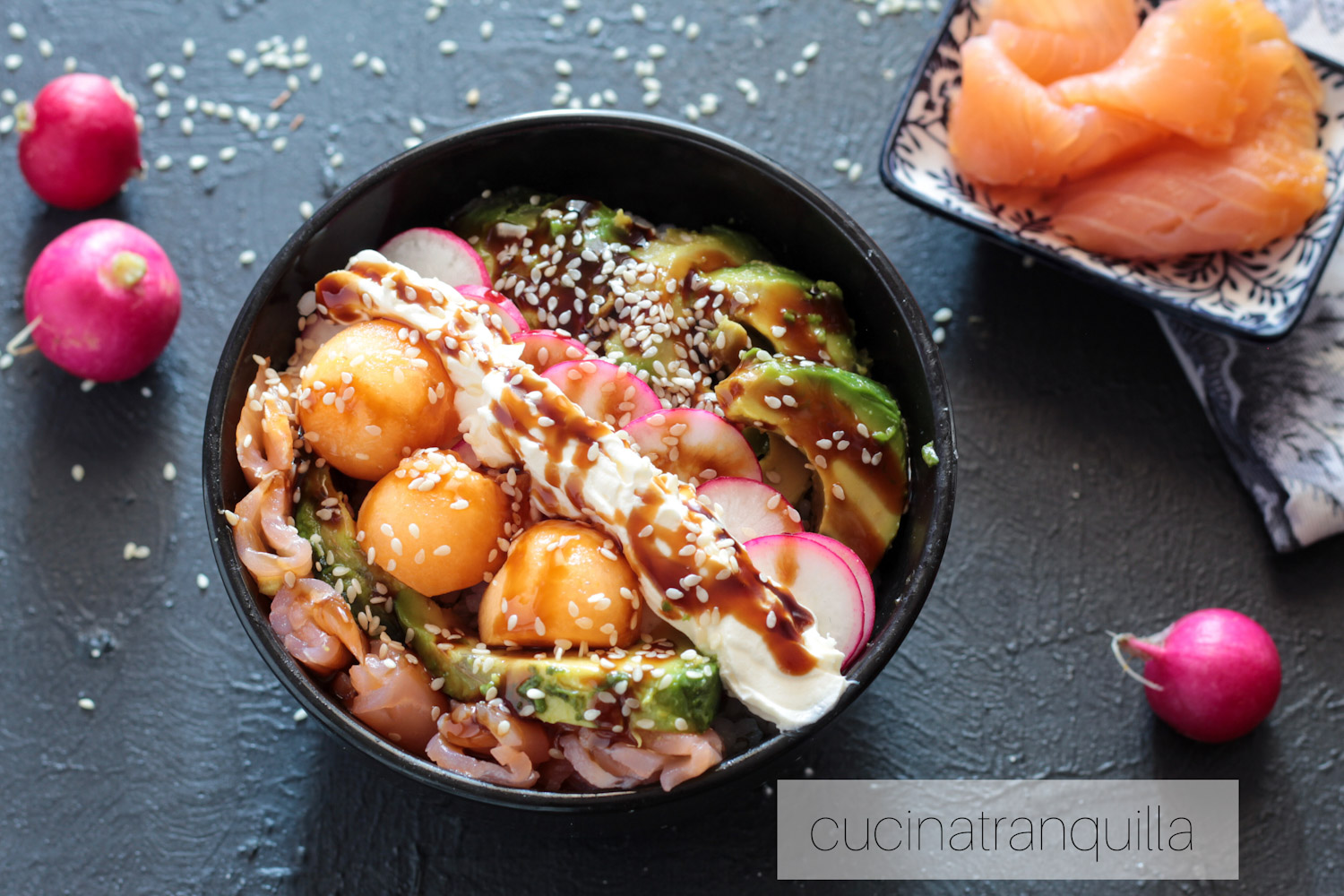 Poke al salmone con melone e avocado