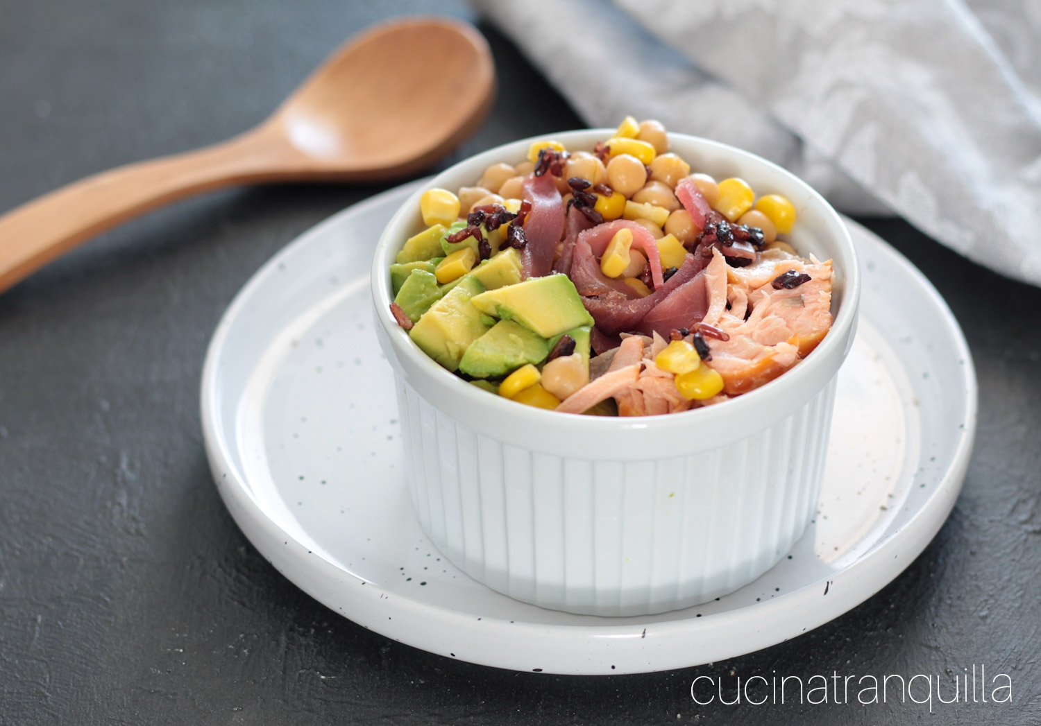 Poke bowl al riso venere con tonno e salmone