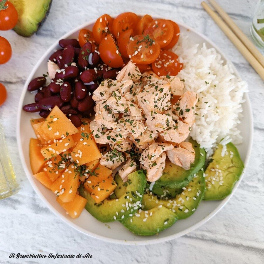 Pokè bowl con salmone e melone
