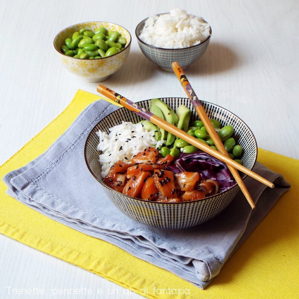 Poke bowl con salmone