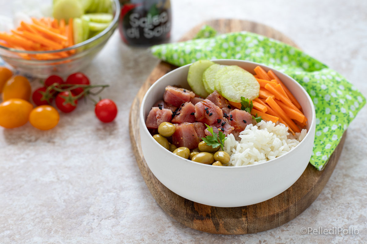 Poke bowl con tonno, edamame e verdure