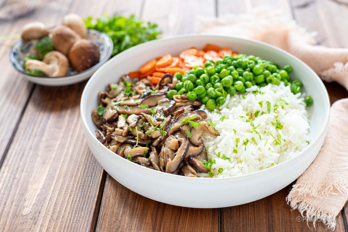 Poke bowl di riso basmati con funghi shiitake