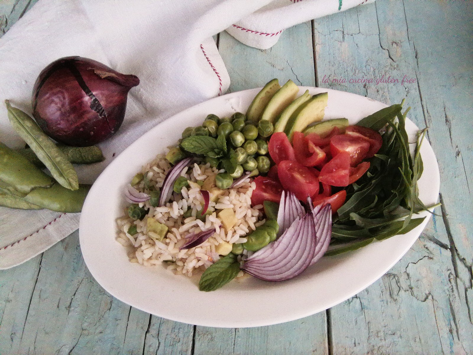 Poke bowl di riso vegetariano senza glutine