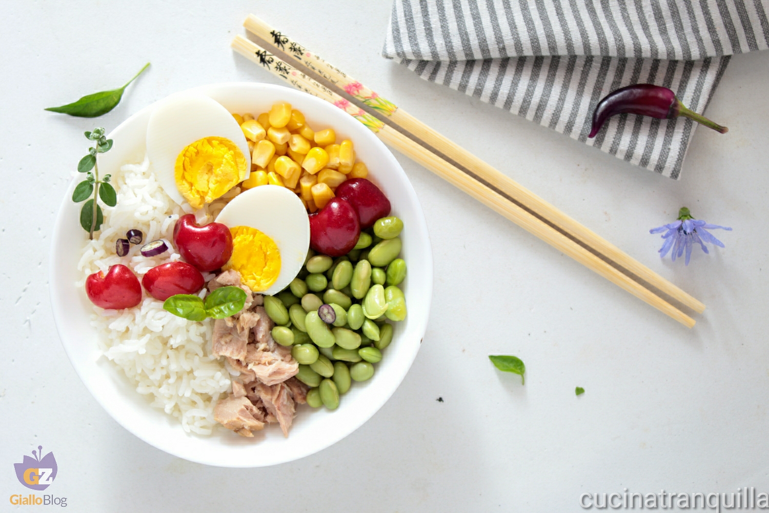 Poke bowl primavera con edamame e ciliegie