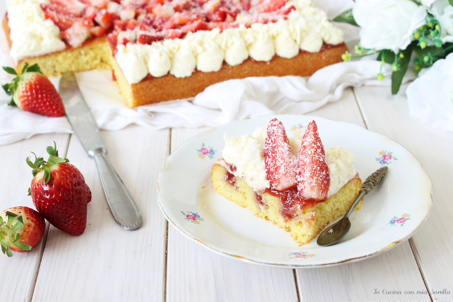 Poke cake al cocco e fragole