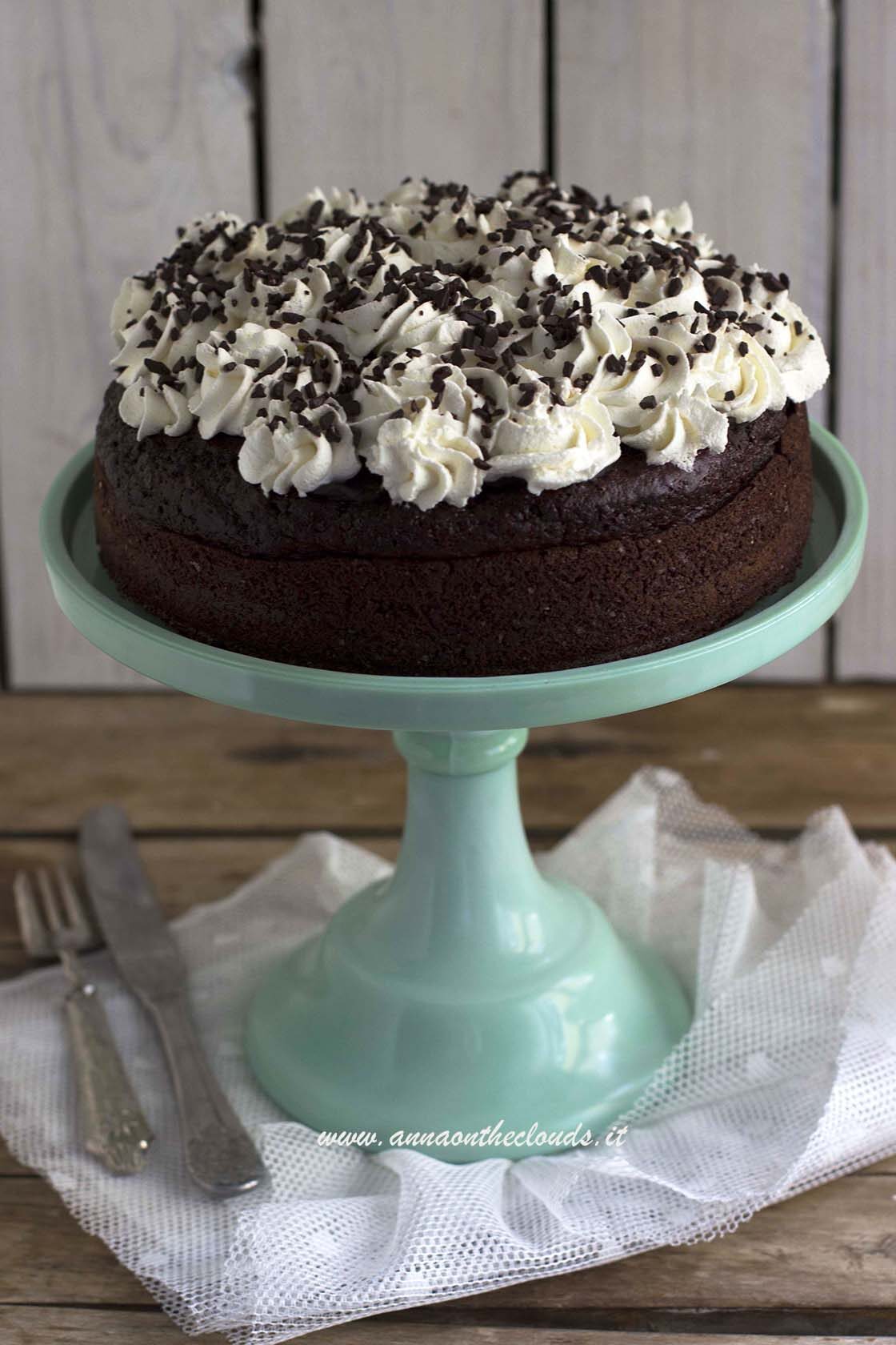 Poke cake: ricetta al cioccolato e panna