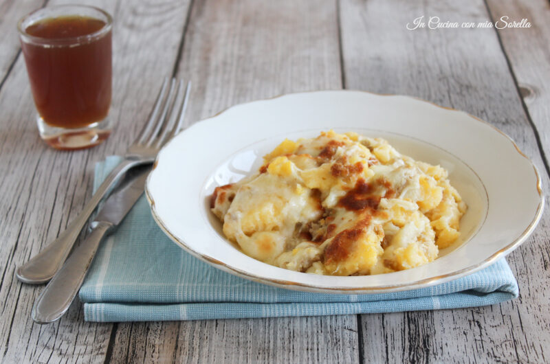 Polenta ai formaggi e salsiccia