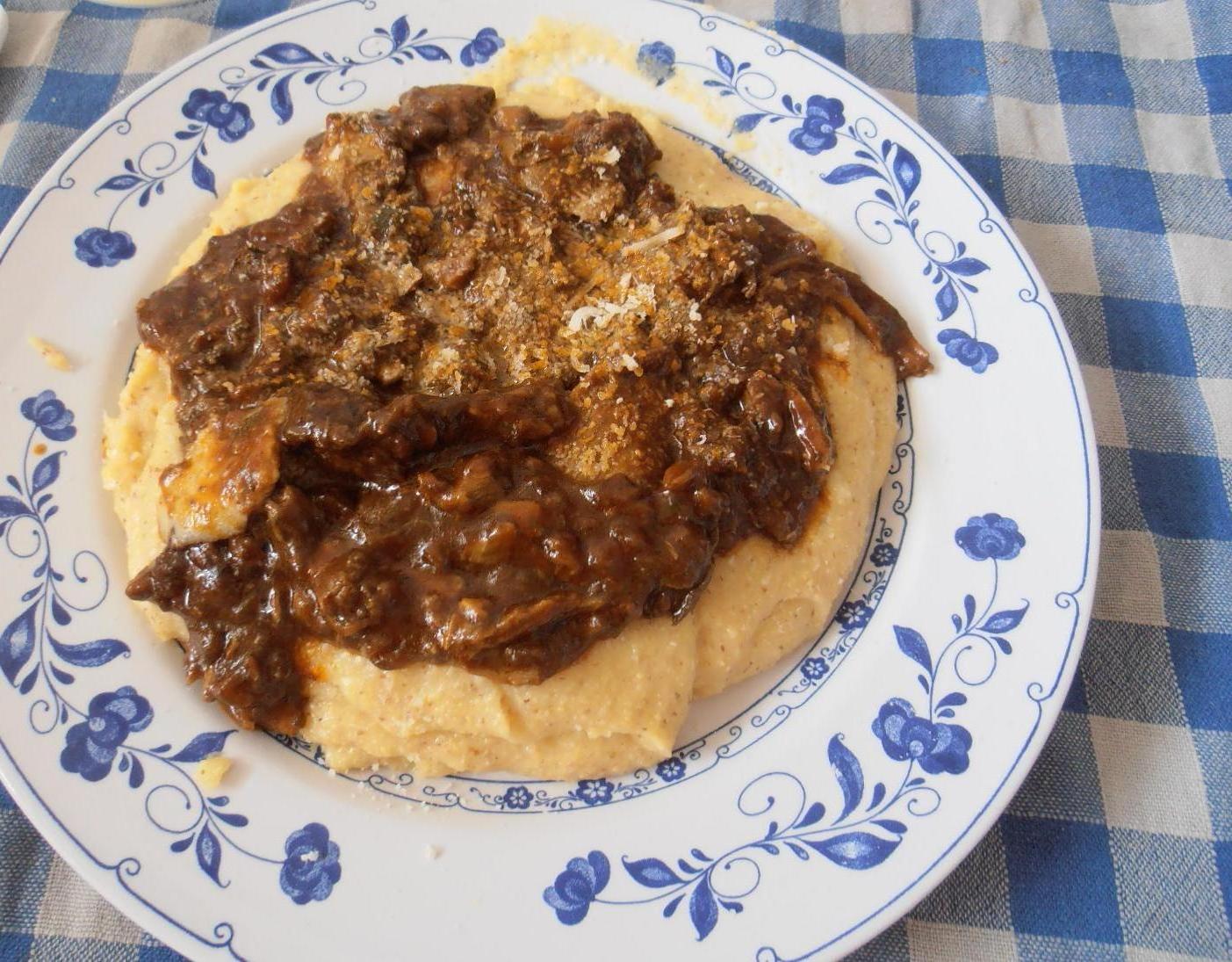 Polenta al sugo di funghi