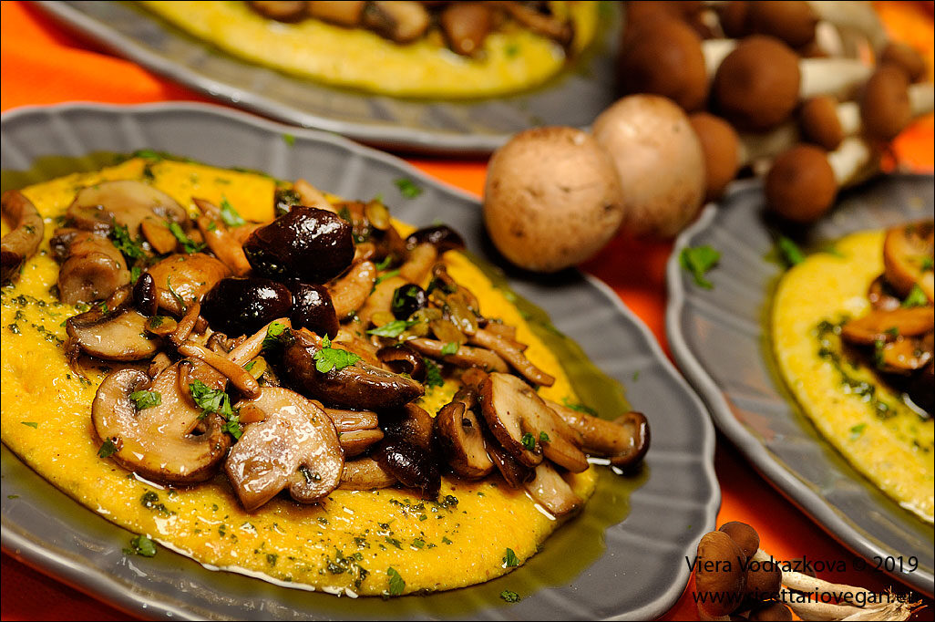 Polenta alla zucca con funghi e olio aromatico alle erbe