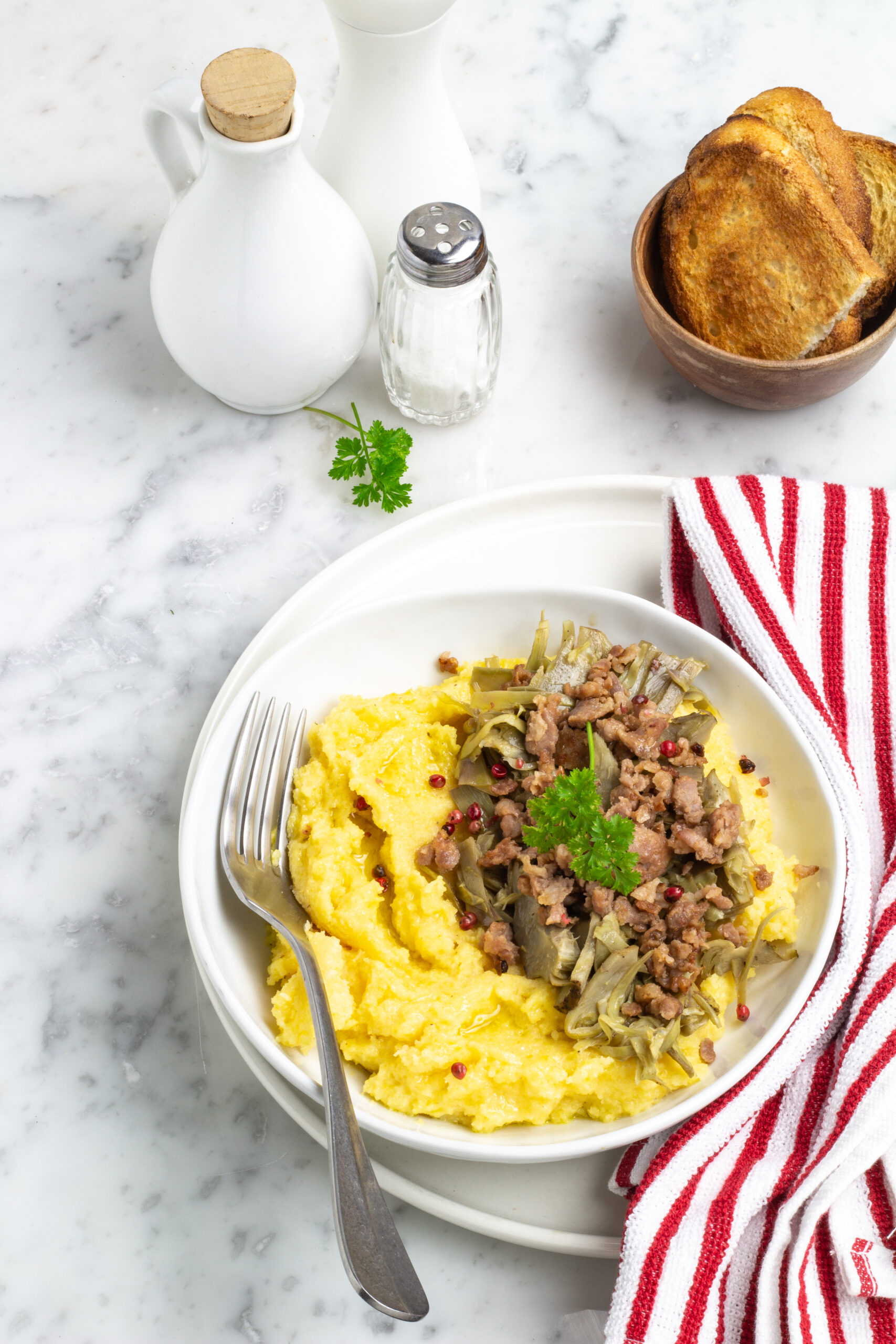 Polenta con carciofi e salsiccia