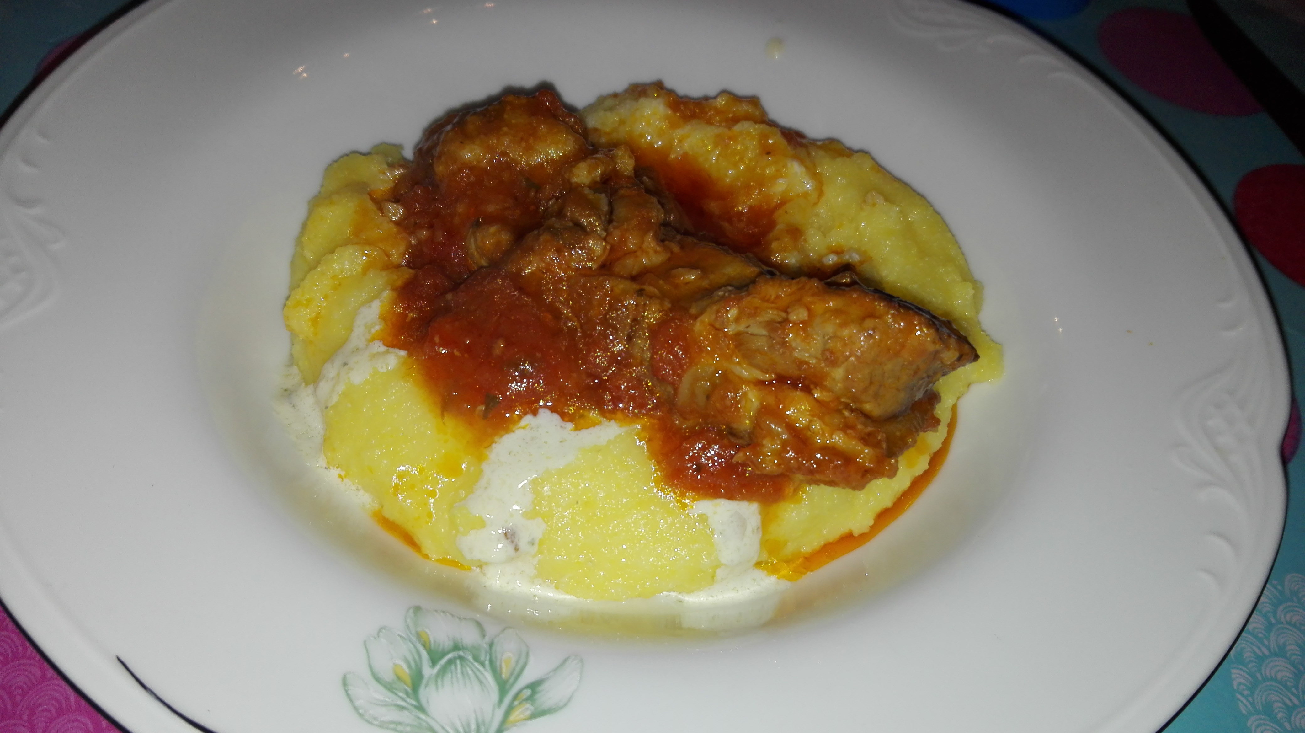 Polenta con costine di maiale in umido