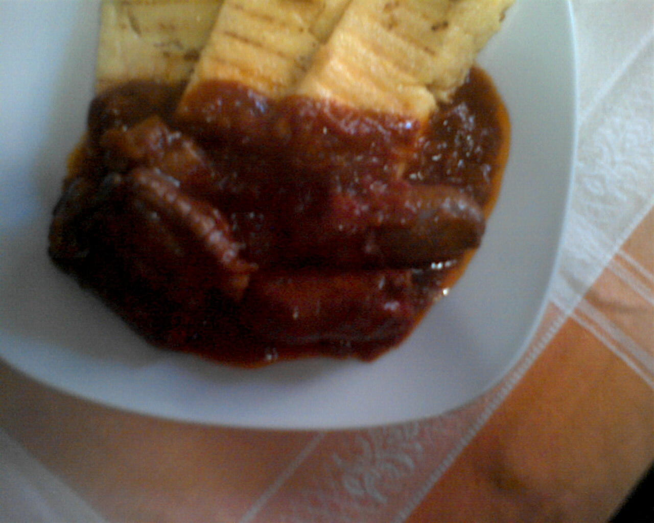 Polenta con costolette e salsiccia