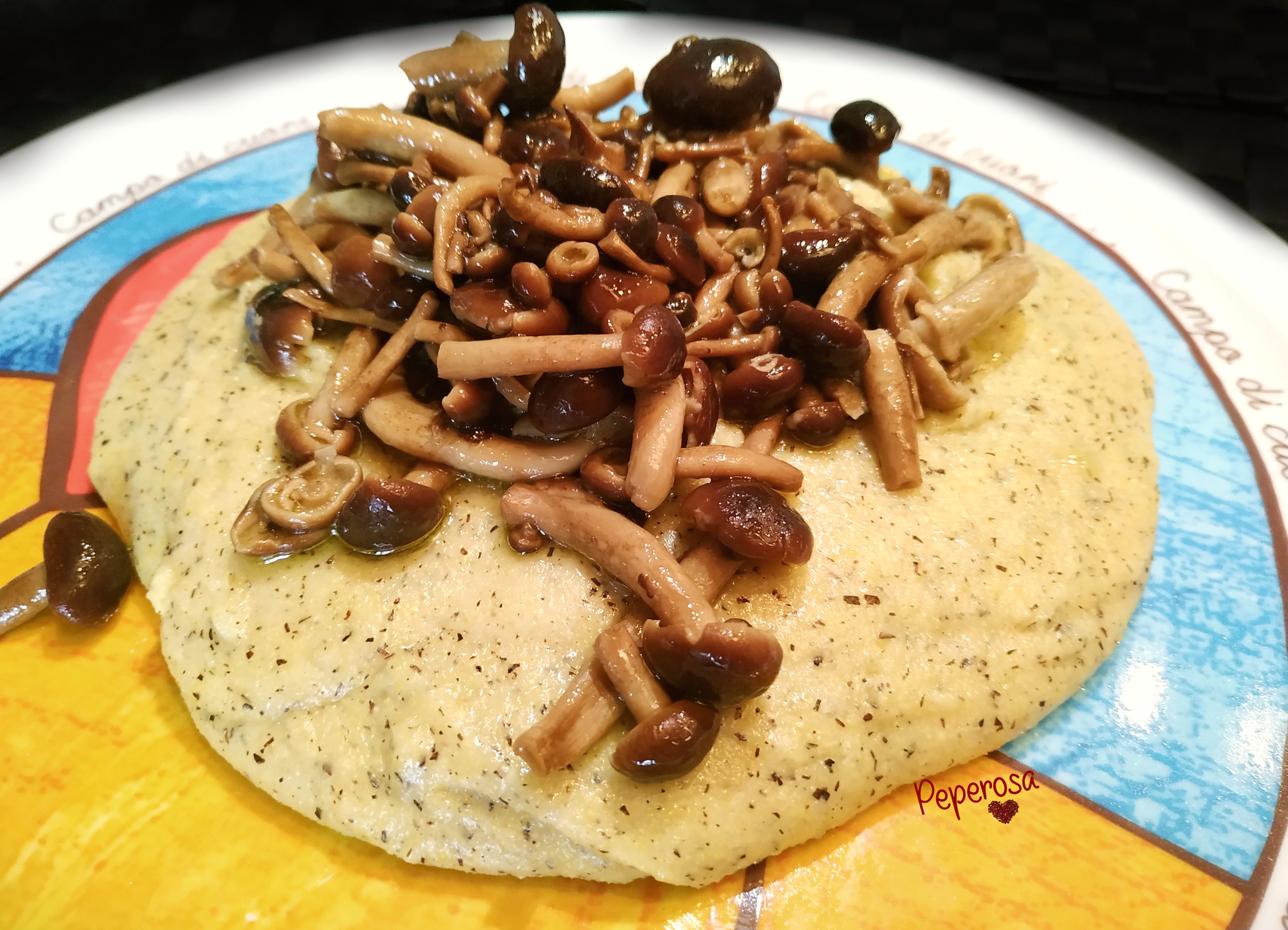 Polenta con i funghi con cuore di formaggio