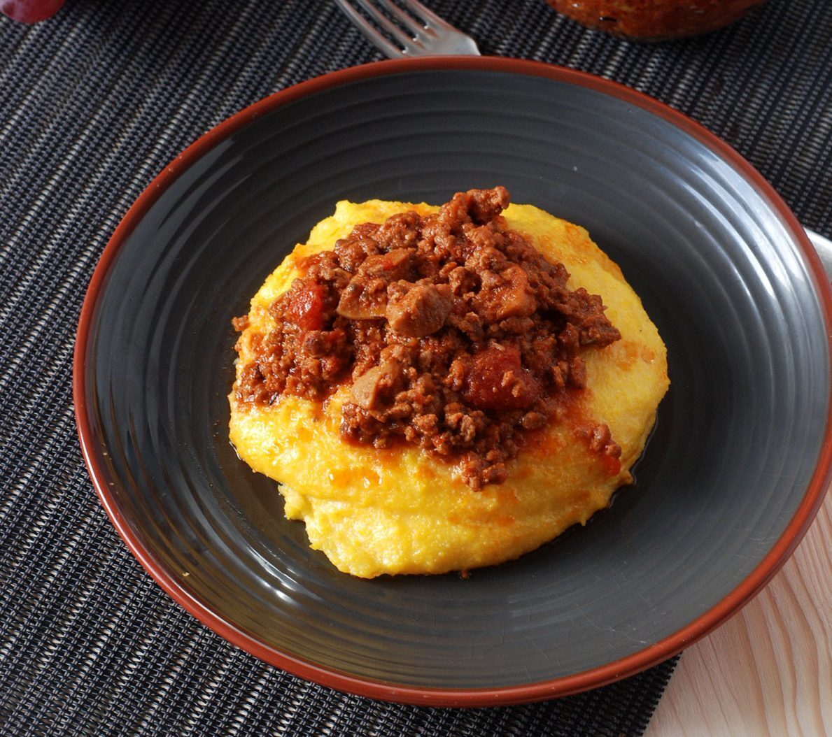 Polenta con ragù di funghi porcini e carne