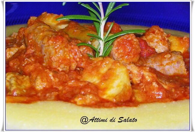 POLENTA CON RAGù DI SALSICCIA E FUNGHI PORCINI