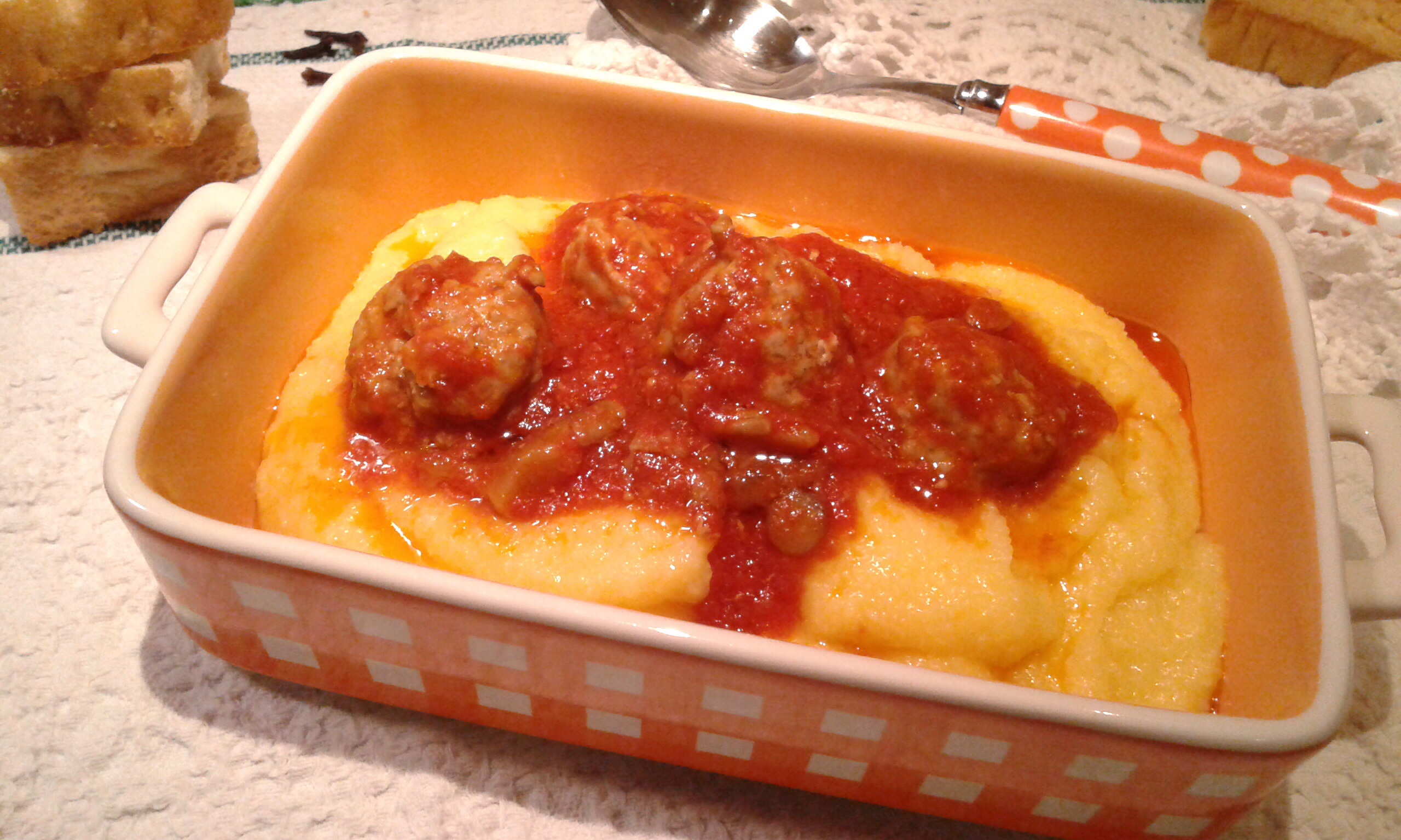 Polenta con salsiccia e funghi