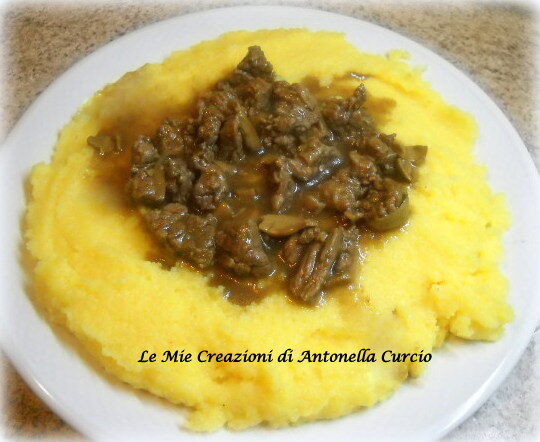 POLENTA CON SPEZZATINO DI VITELLO E FUNGHI