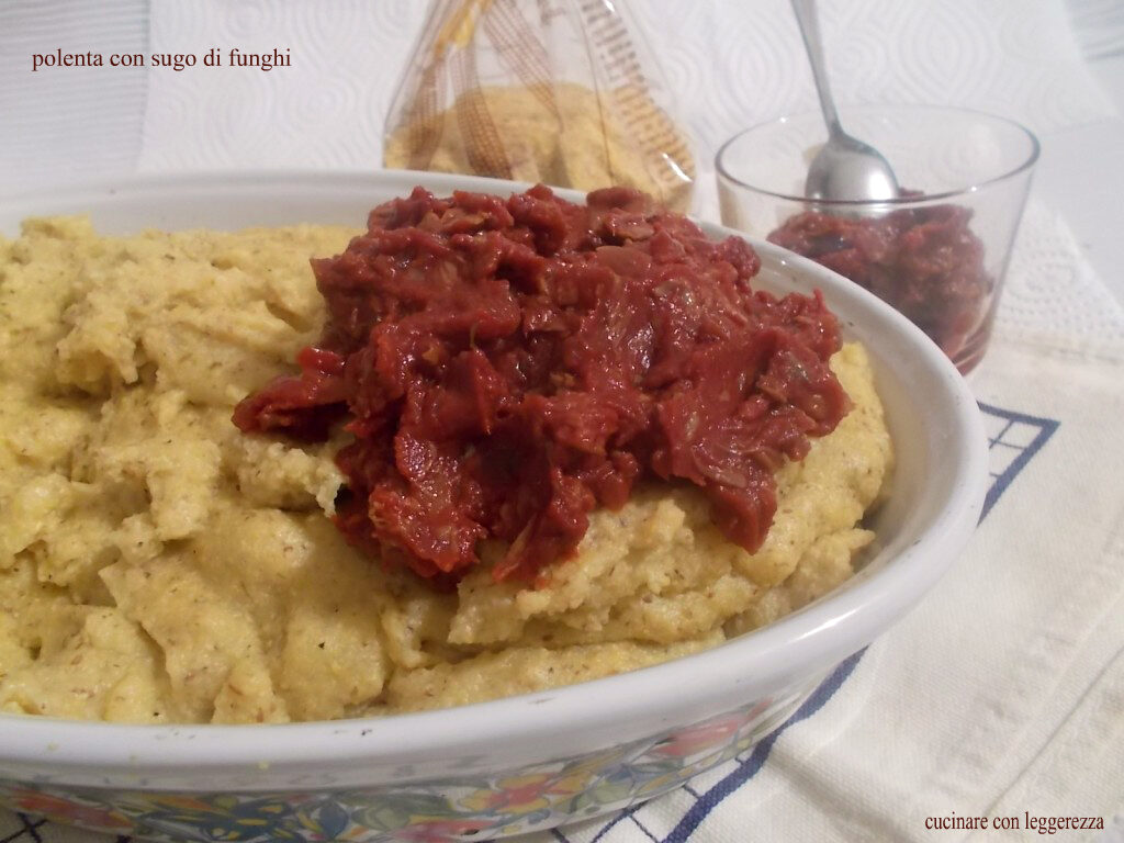 Polenta con sugo di funghi