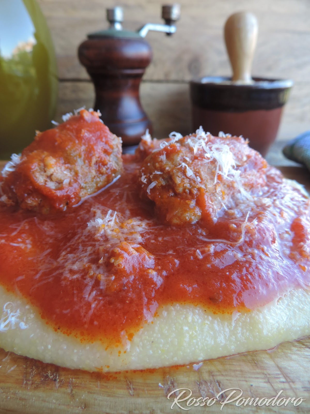 Polenta con sugo di spuntature e salsicce (ricetta di mia nonna)
