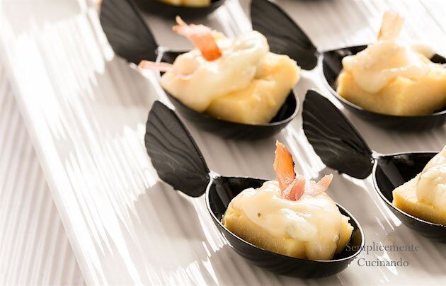 Polenta di ceci, gorgonzola e speck: un finger food golosissimo