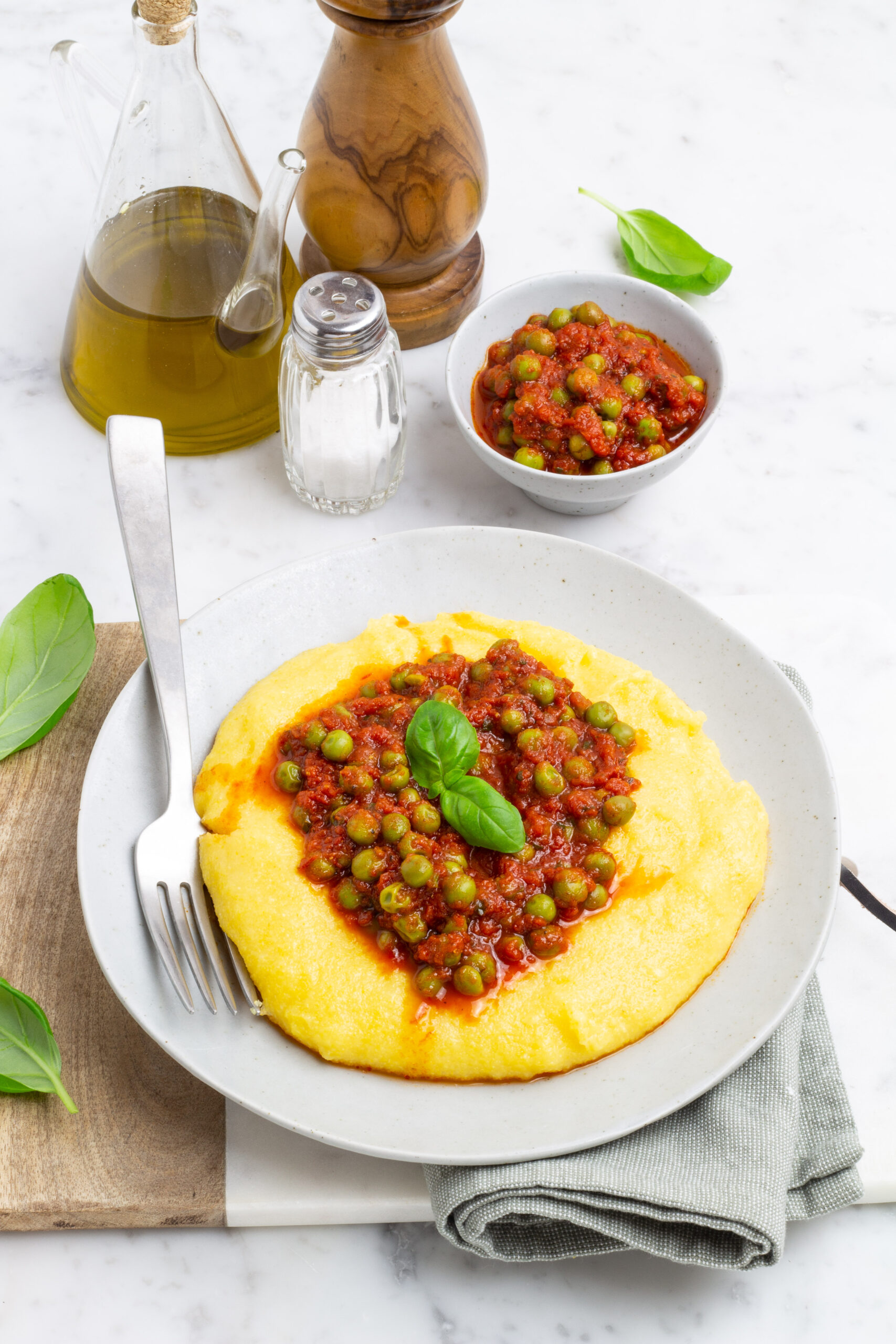 Polenta e piselli al pomodoro