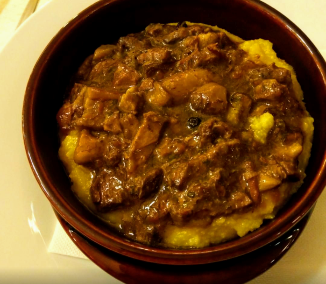 Polenta gialla con cinghiale e funghi