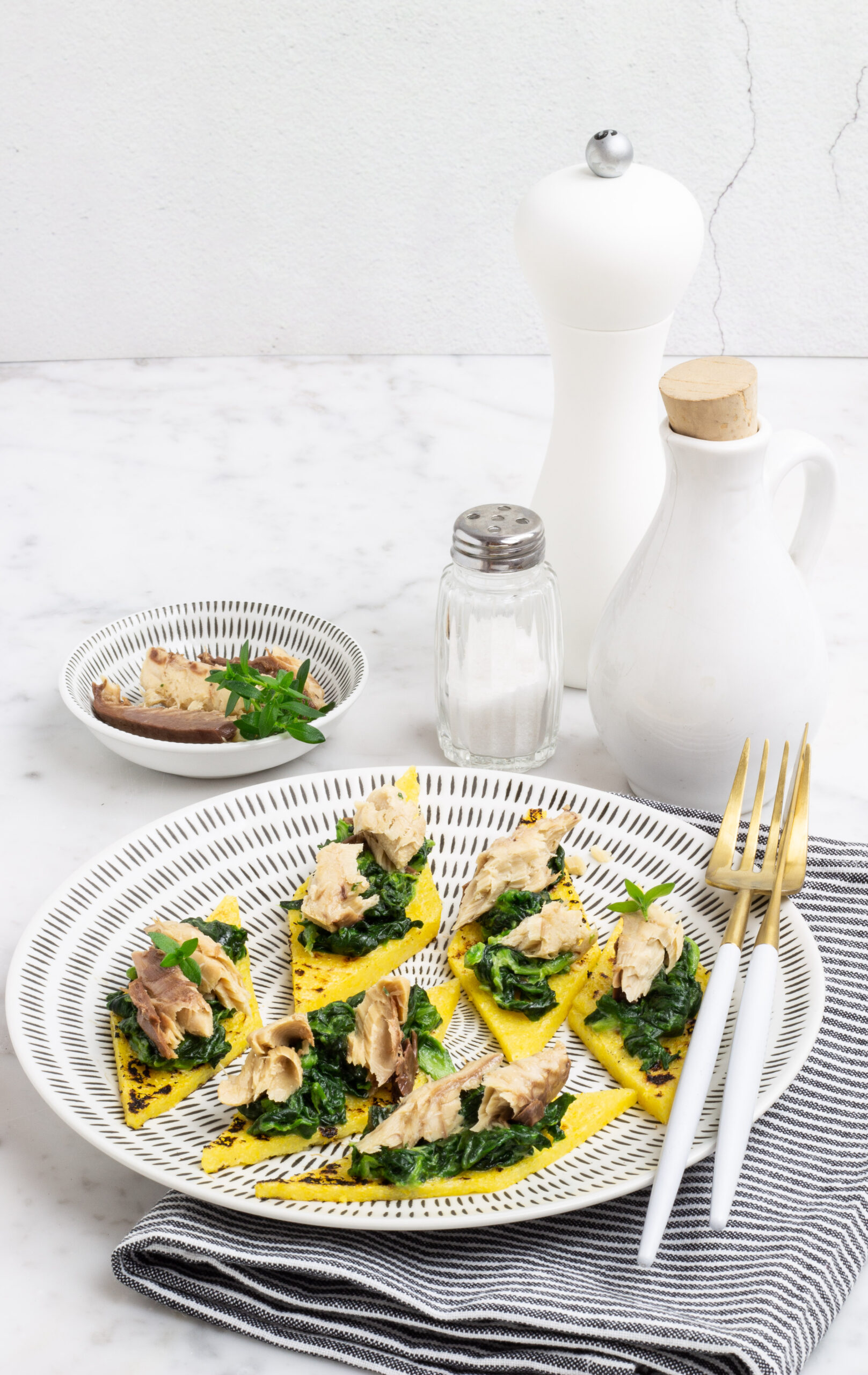 Polenta grigliata con spinaci e sgombro