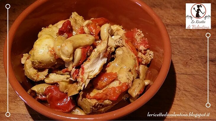 Pollo ai peperoni e anacardi nella pentola slow cooker