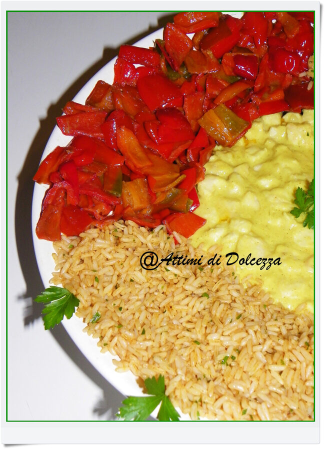 Pollo al curry con riso alla paprika e peperoni
