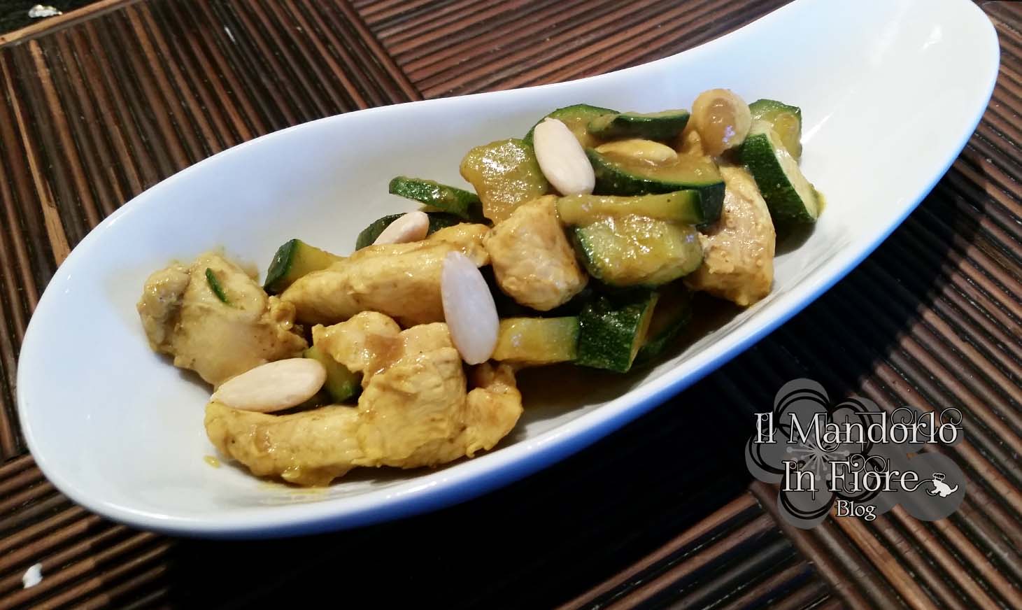 Pollo al curry con zucchine e mandorle