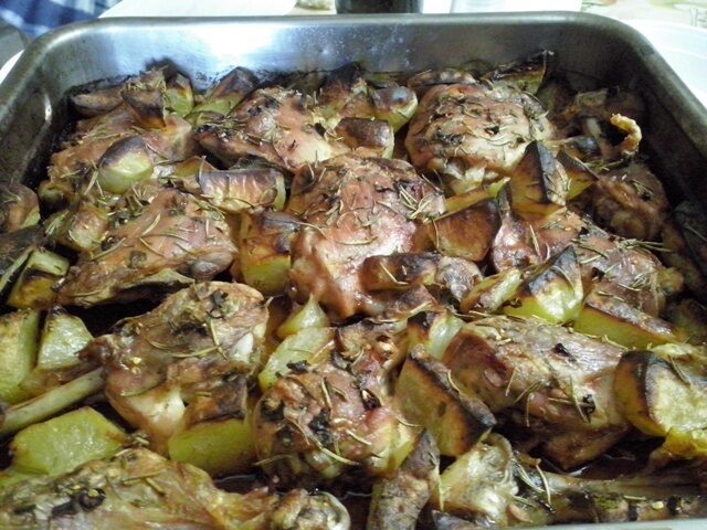 Pollo al forno con patate e aromi