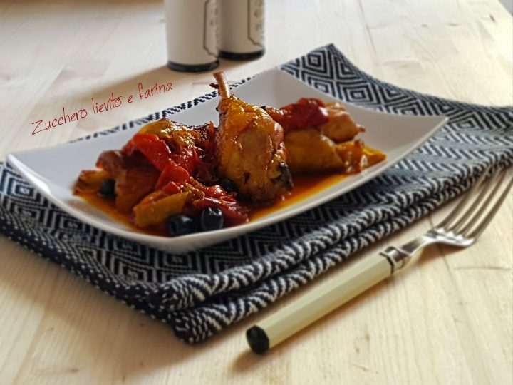 Pollo al forno con peperoni e olive