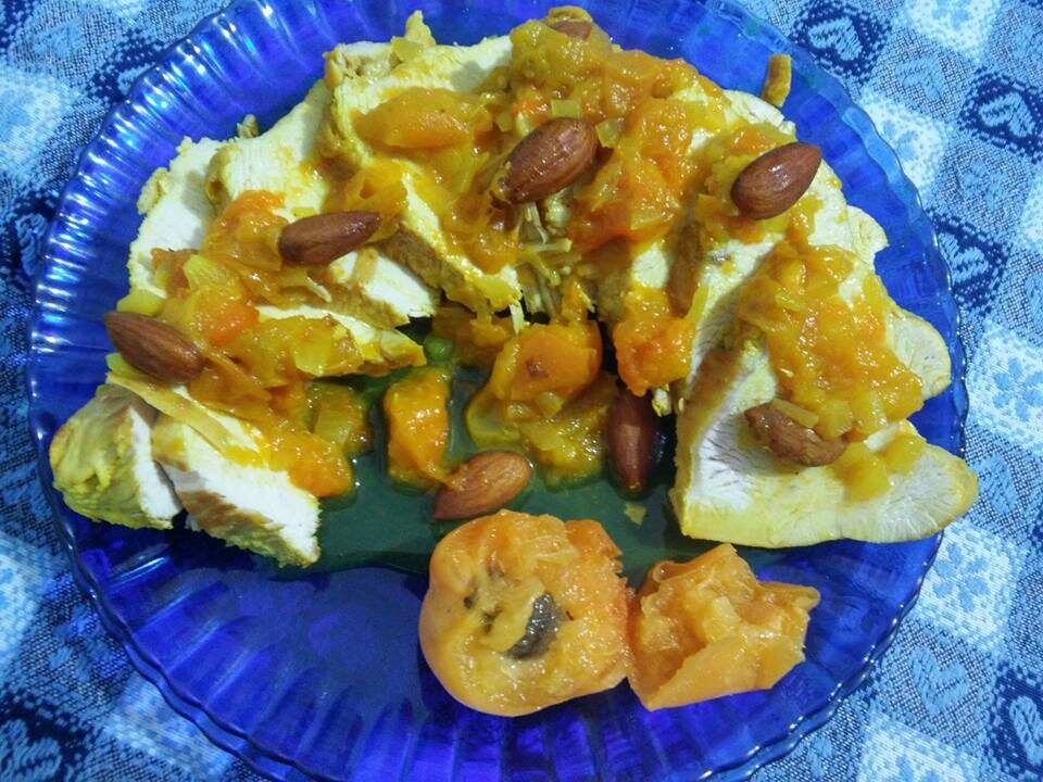 Pollo albicocche e mandorle
