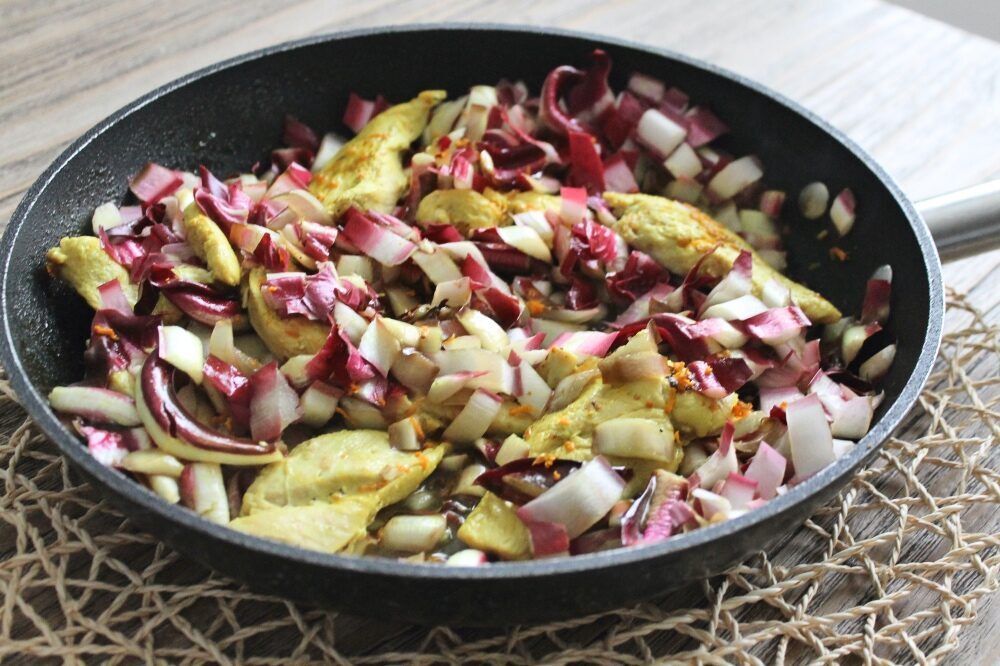 Pollo alla curcuma con radicchio tardivo