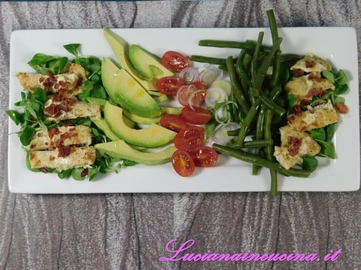 Pollo alla senape, avocado e verdure