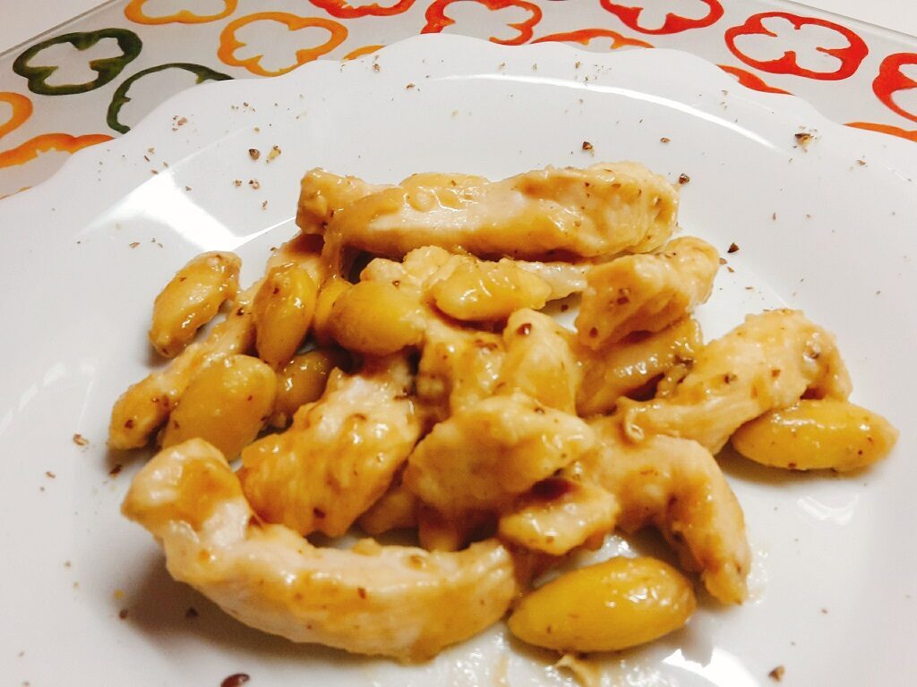 Pollo alle mandorle con salsa di soia