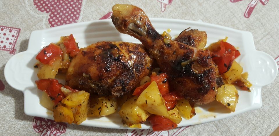 Pollo caramellato con peperoni e patate