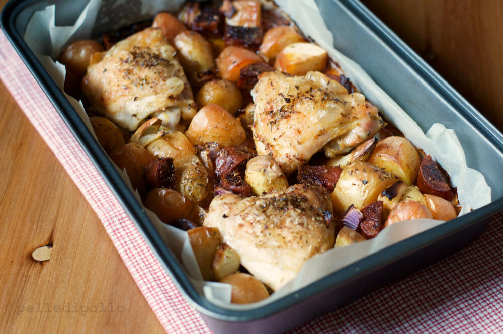 Pollo con chorizo piccante e patate al forno