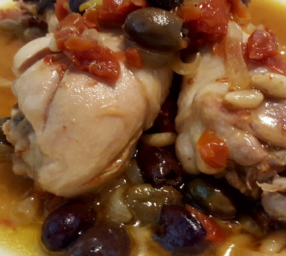 Pollo con olive e pomodorini secchi