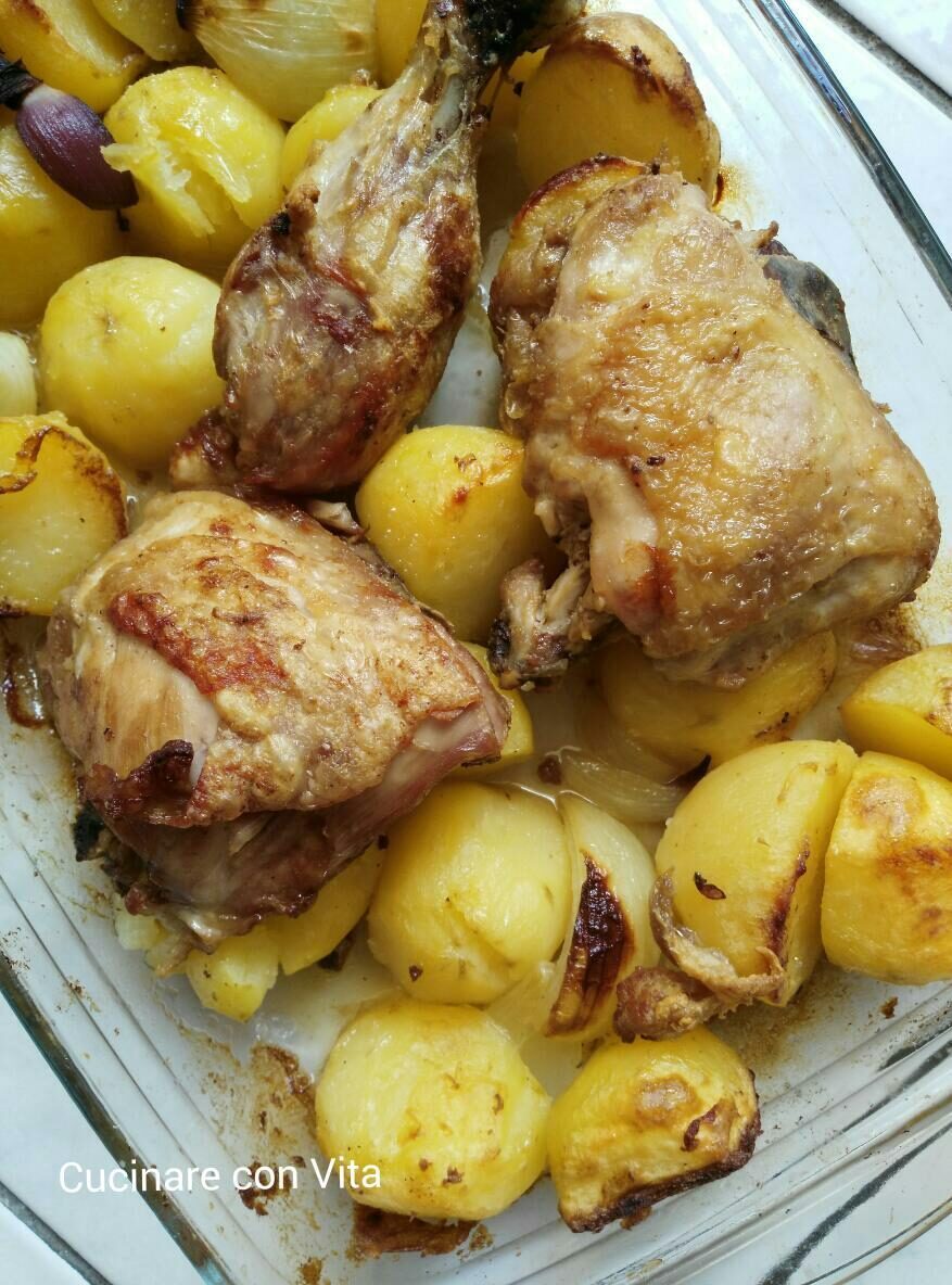 Pollo con patate e cipolle al forno