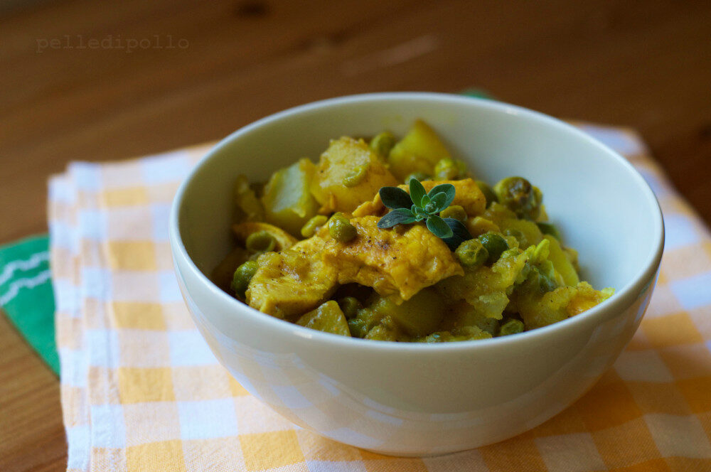 Pollo con piselli, patate e spezie