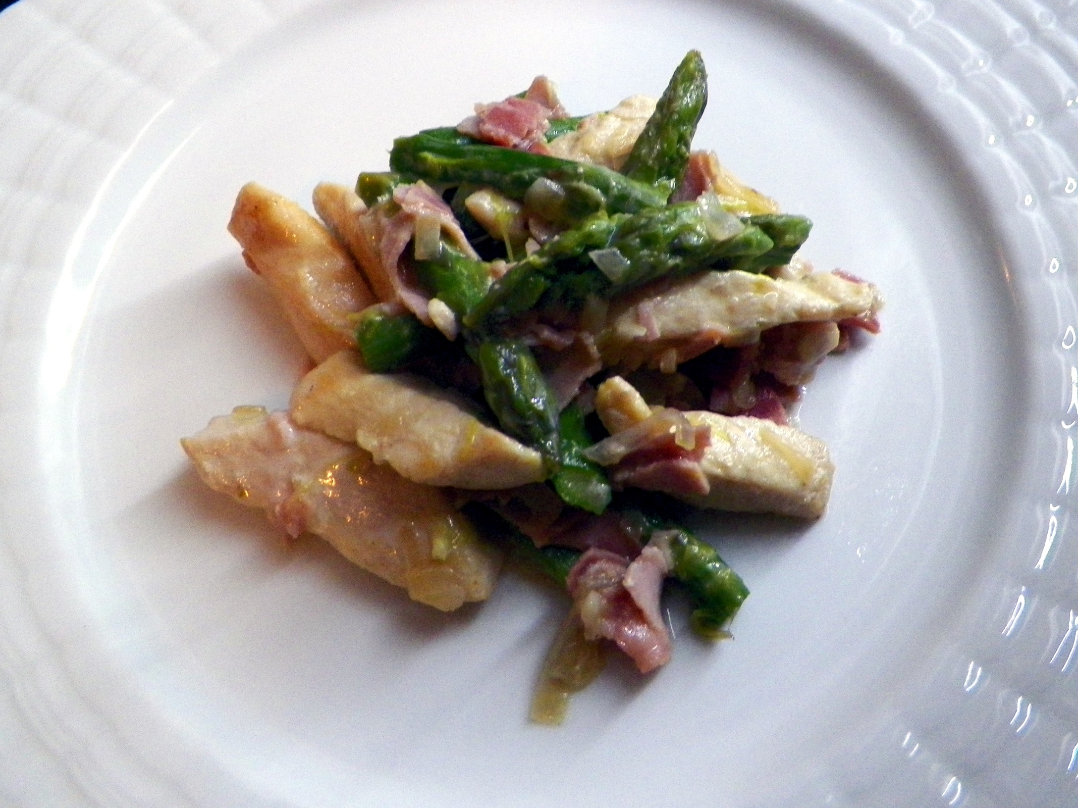 Pollo con yogurt e asparagi