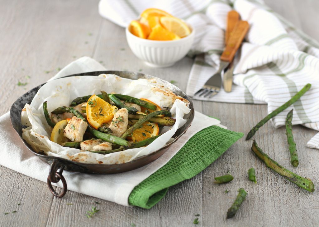 Pollo in cartoccio con asparagi miele e arancia