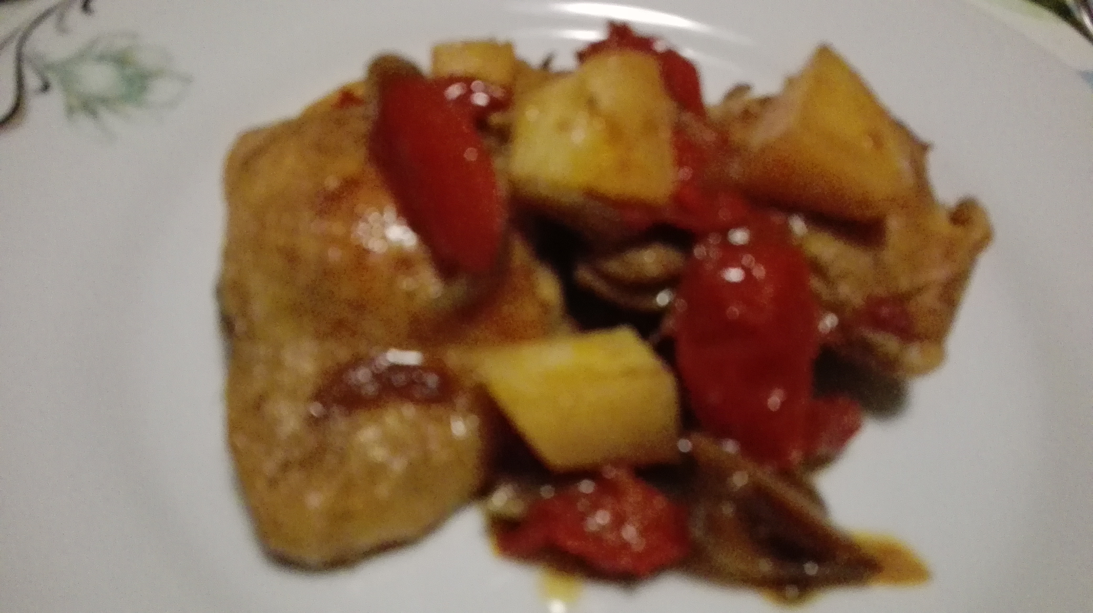 Pollo in padella con patate e pomodorini