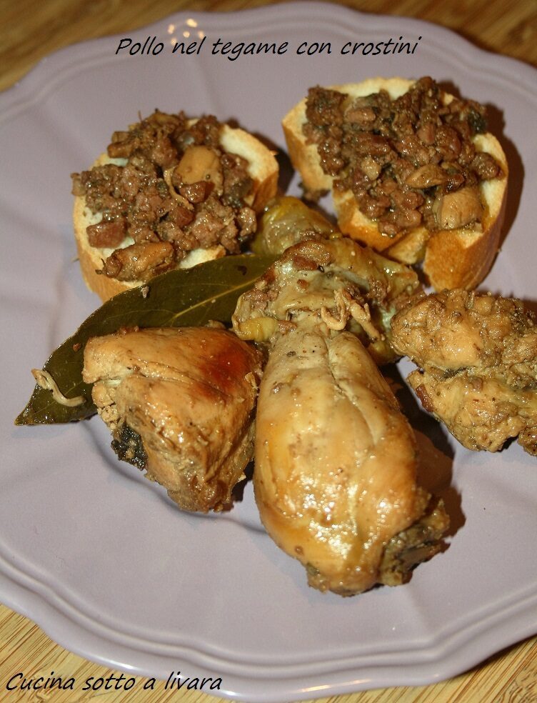 Pollo nel tegame con crostini
