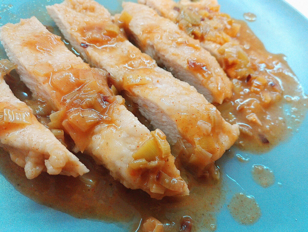 Pollo porro e arancia piccante