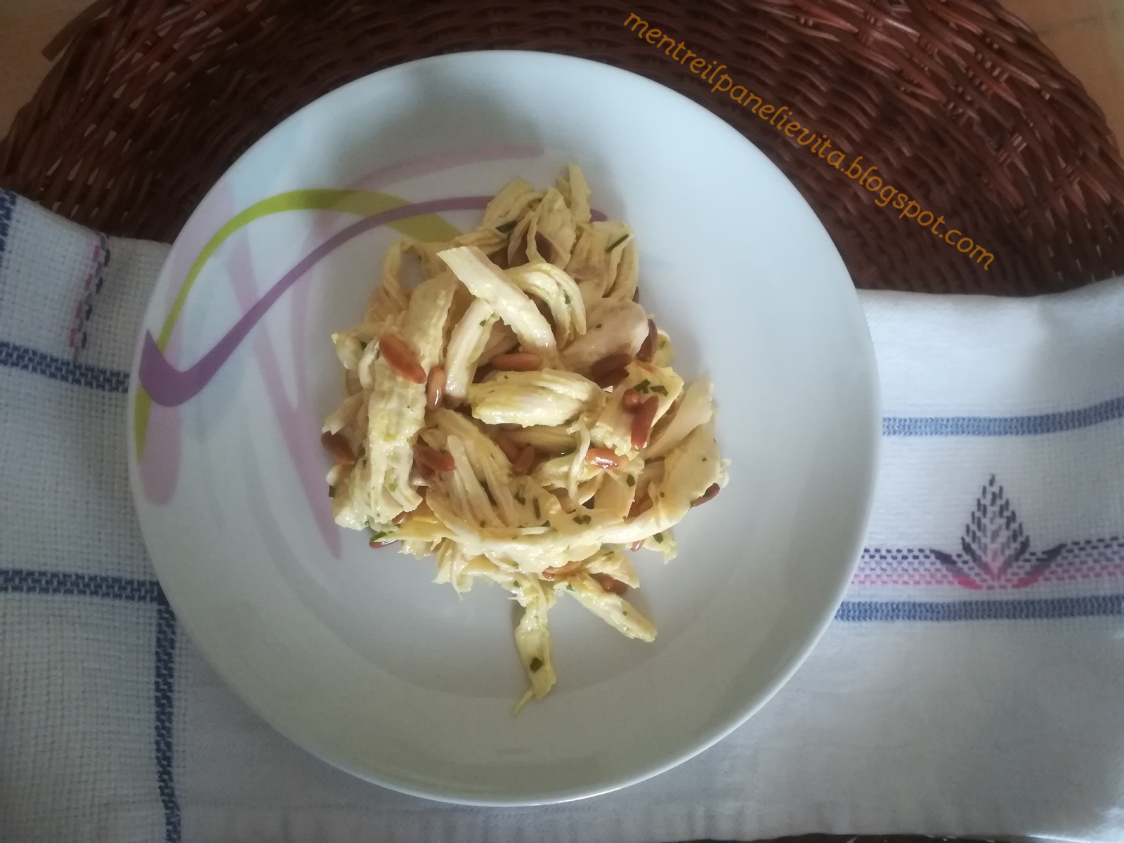 Pollo sfilacciato in insalata