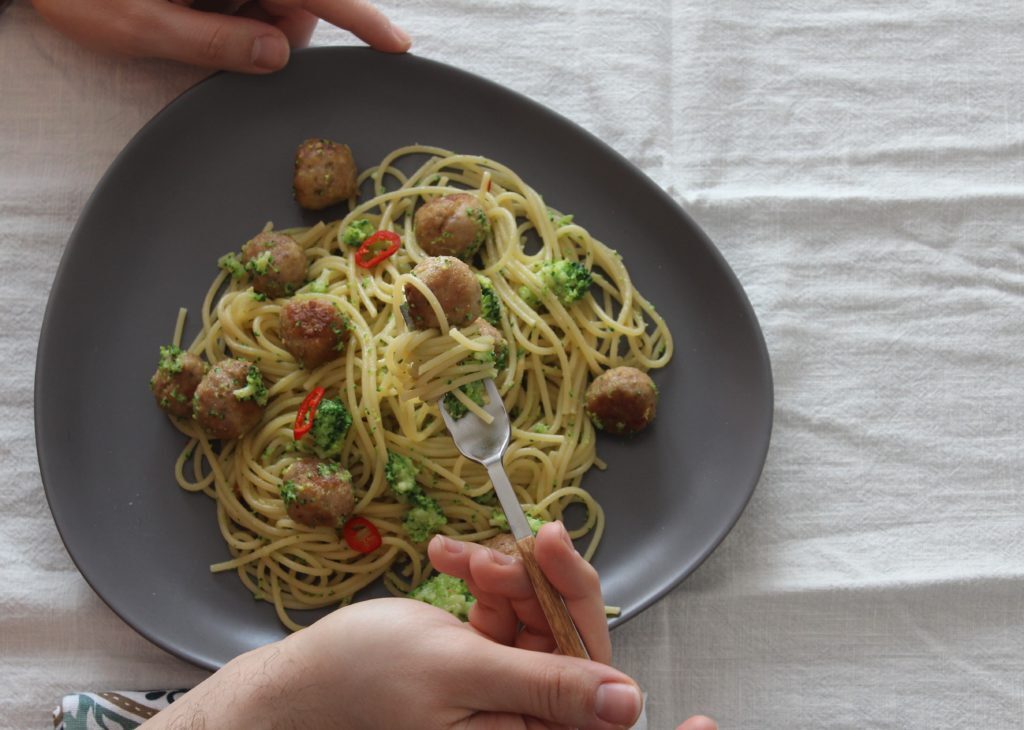 Polpette al burro con spaghetti piccanti e broccoletti