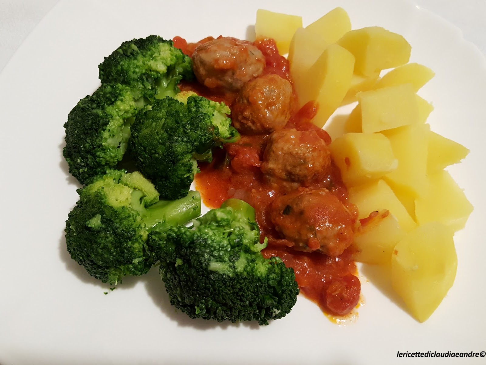 Polpette al sugo con patate e broccoli