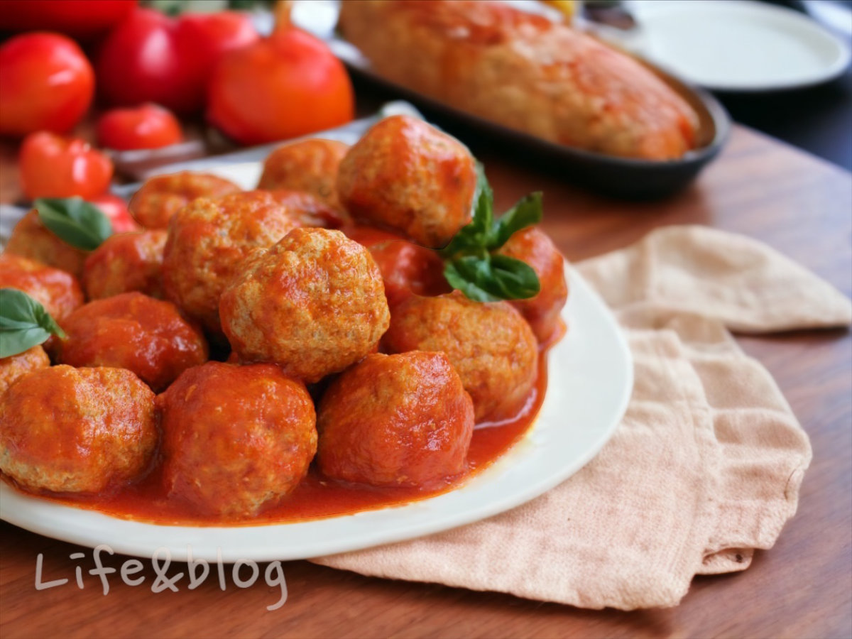 Polpette di carne condite con sugo di pomodoro semplice